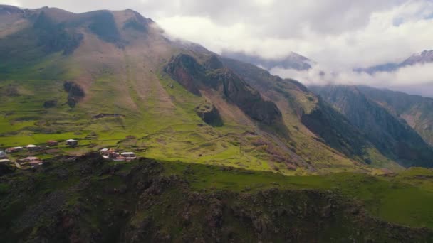 Vista Aérea Pequeno Assentamento Nas Montanhas Cáucaso Geórgia Imagens Alta — Vídeo de Stock