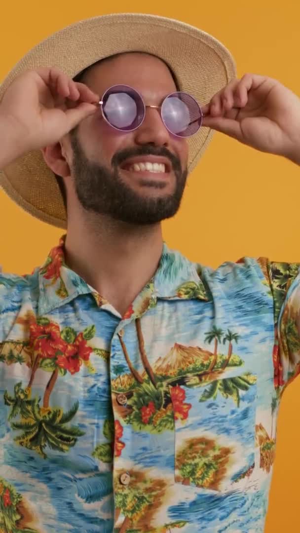 Nahaufnahme Eines Jungen Mannes Mit Moderner Sonnenbrille Und Sommerkleidung Der — Stockvideo