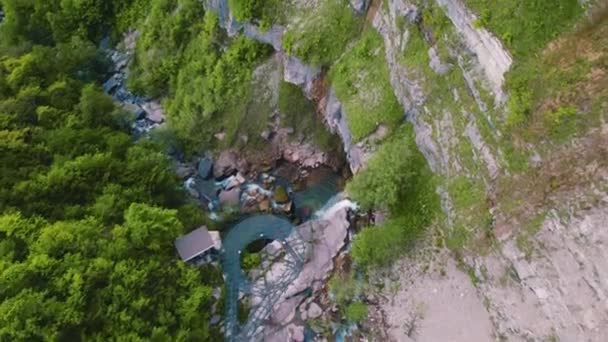 俯瞰着一条小河上瀑布的壮观的自上而下的景象 空中射击 高质量的4K镜头 — 图库视频影像