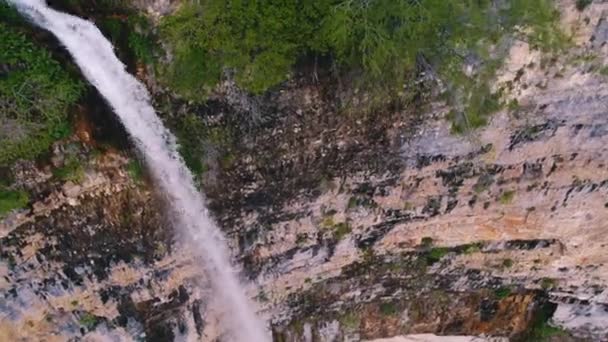 巨大な壮大な滝の空中ショットのトップダウンビュー 高品質4K映像 — ストック動画