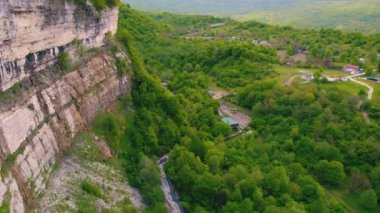 Dikey dik duvarlı Okatse Kanyonu 'nun havadan çekilmiş görüntüsü ve Avrupa' nın Gürcistan şehrinin dibinde nehir var. Yüksek kalite 4k görüntü