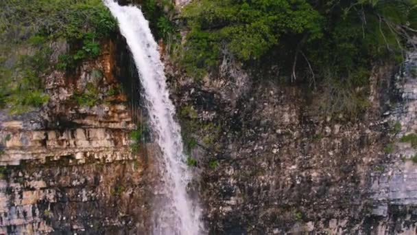 Πανόραμα Ενός Μεγάλου Λεπτού Καταρράκτη Ψηλό Γκρεμό Εναέρια Βολή Υψηλής — Αρχείο Βίντεο