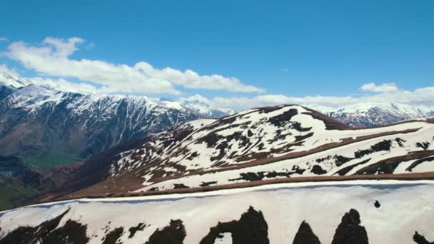 Vista Aérea Das Gloriosas Montanhas Nevadas Cáucaso Geórgia Imagens Alta — Vídeo de Stock