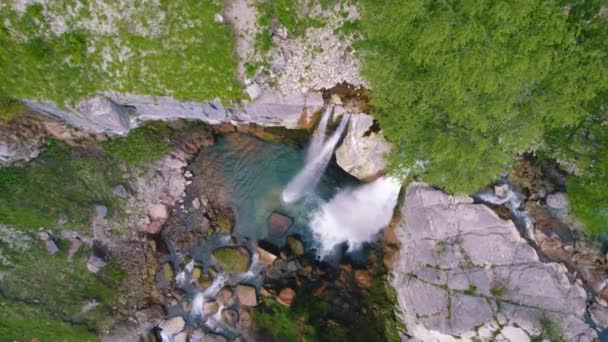 Птахи Бачать Два Чудових Водоспади Скелі Високоякісні Кадри — стокове відео