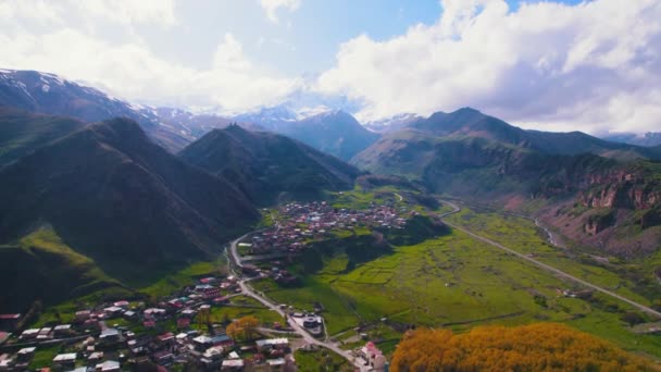 Vacker Utsikt Över Stepantsminda Kaukasusbergen Kazbegi Georgien Högkvalitativ Film — Stockvideo