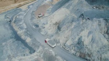 Manzaraya insan müdahalesi. İnsanın doğaya müdahalesi. İnşaat alanı dağ yollarını değiştiriyor. Yüksek kalite 4k görüntü