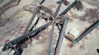 Kuş bakışı bakış açısı hiçliğin ortasındaki gelişmiş şantiyeye. İnsan ırkı doğal çevreyi değiştiriyor. Yüksek kalite 4k görüntü