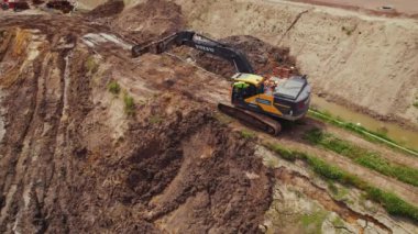 06.08.2022 Varşova, Polonya. Büyük profesyonel kazıcı S7 ekspres yolunu inşa ediyor. Yüksek kalite 4k görüntü