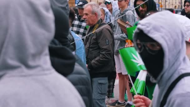 2022年9月6日波兰华沙 欧洲人支持大麻除罪化 每年都会举行带有白叶绿旗的大麻游行 高质量的4K镜头 — 图库视频影像