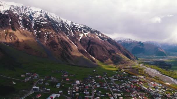 2022 Stepantsminda Georgien Vacker Flygutsikt Över Bergsby Och Cminda Sameba — Stockvideo