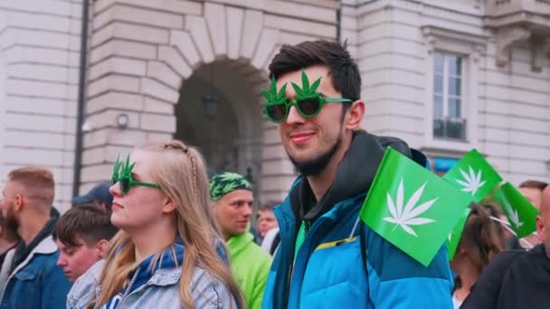 2022 Varsó Lengyelország Kaukázusi Európaiak Vicces Kannabisz Alakú Szemüveget Viselnek — Stock videók