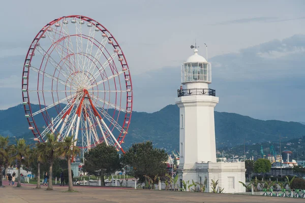 Adjara, Georgia 'daki Batumi şehrinde deniz feneri ve dönme dolap. Yüksek kalite fotoğraf