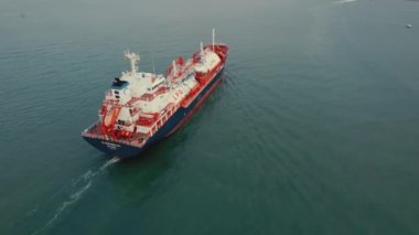 Karadeniz, Batumi, Adjara, Gürcistan 'dan geçen LPG doğalgaz gemisinin yukarıdan görünüşü. Yüksek kalite 4k görüntü