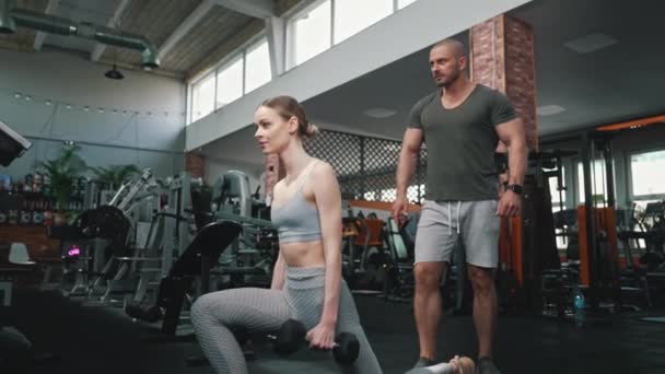 Sarışın Avrupalı Yaşlarda Spor Salonunda Egzersiz Yapan Dizlerinden Birini Yere — Stok video