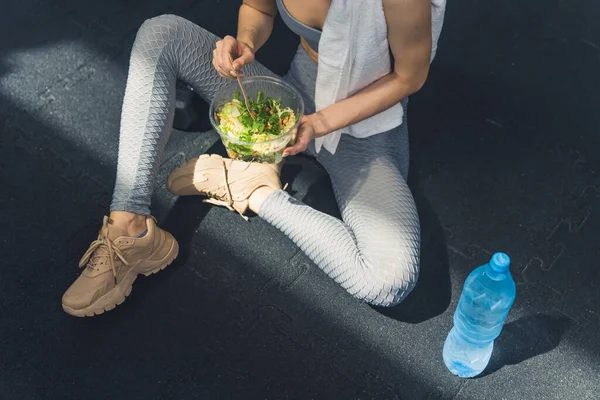 Atletische Ontspannen Blanke Slanke Vrouw Grijze Legging Met Een Kom — Stockfoto