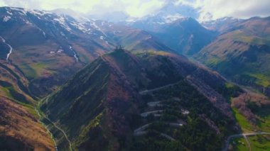 Georgia 'daki dağ manzarası inanılmaz derecede güneşli. Yüksek kalite 4k görüntü