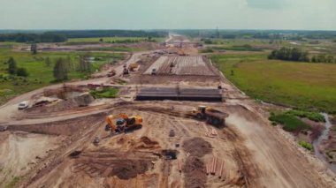 Birçok inşaat makinesi hiçliğin ortasındaki yeni bir otoyolda çalışıyor. Manzarayı değiştiriyorum. Yüksek kalite 4k görüntü