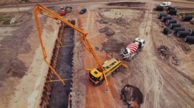 İnşaat alanında profesyonel inşaat makineleri, beton karıştırıcı. Vahşi doğa başka bir kentsel alan haline geliyor. Yüksek kalite 4k görüntü