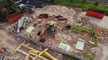 İnşaat alanı. İnşaat işçileri profesyonel makineler kullanarak yeni bir otoyol inşaatında çalışıyorlar. Güvenlik kavramı. Yüksek kalite 4k görüntü