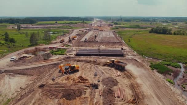 Viele Baumaschinen Arbeiten Einer Neuen Autobahn Mitten Nirgendwo Die Landschaft — Stockvideo