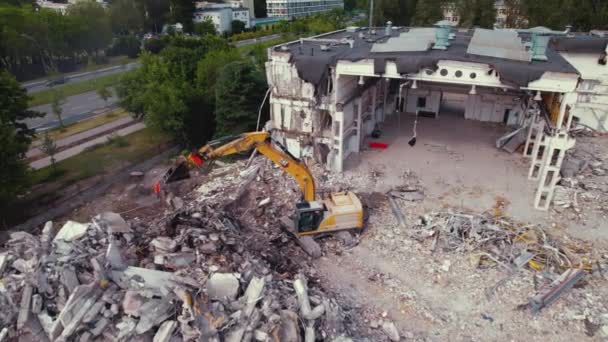 Macchina Costruzione Gialla Che Lavora Una Decostruzione Edificio Città Imprese — Video Stock