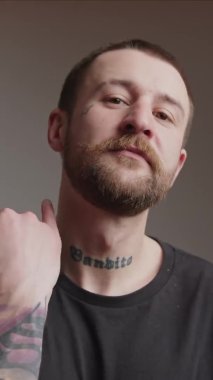Dikey video, sakallı genç adam agresif jest ortamı gösteriyor. Yüksek kalite 4k görüntü