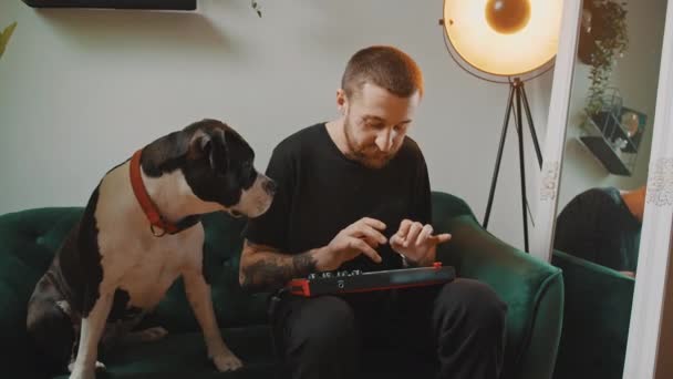 Joven Barbudo Europeo Hombre Crear Música Teclado Controlador Midi Mientras — Vídeos de Stock