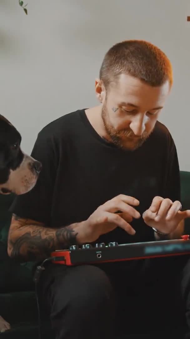 Dikey Video Genç Sakallı Müzisyen Midi Klavye Üzerinde Müzik Yaratıyor — Stok video