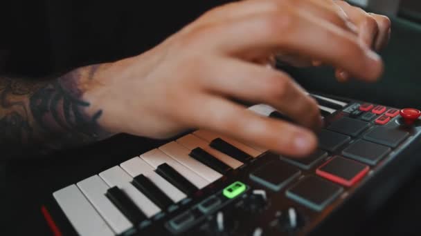 Erkek Müzisyen Midi Klavye Kontrolörüyle Müzik Yapıyor Yüksek Kalite Görüntü — Stok video
