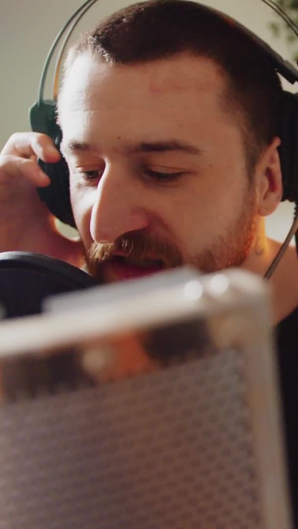 Der Junge Männliche Sänger Rappt Mit Kopfhörern Großaufnahme Ins Mikrofon — Stockvideo