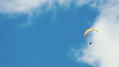 Paraşüt için güzel güneşli bir hava. Gökyüzünde uçan cesur insan. Yüksek kalite 4k görüntü