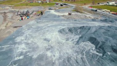 Büyük bir inşaat alanının insansız hava aracı görüntüsü. İnşaat işçileri için iş fırsatları. Yüksek kalite 4k görüntü