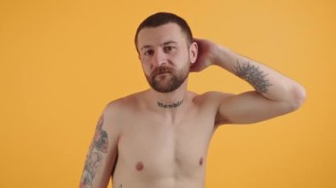 Genç sakallı Avrupalı adam, orta boy sarı arka plan fotokopi stüdyosunun fotoğrafını çekiyor. Yüksek kalite 4k görüntü