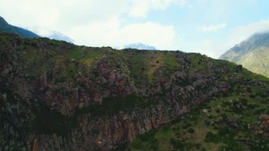 Büyük Kafkasya Dağları 'nın insansız hava aracı atışı, Georgia. Yüksek kalite 4k görüntü