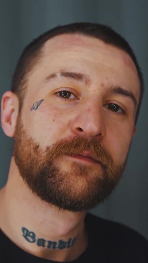 Yüzünde Boynunda Dövmeler Olan Yakın Plan Sakallı Beyaz Bir Adam — Stok video