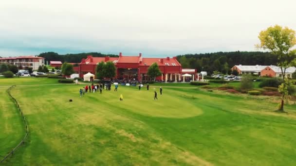 Grupo Adultos Jogando Golfe Campo Verde Grandes Casas Luxo Outros — Vídeo de Stock
