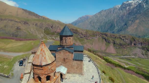 Stoupající Pohled Starobylý Kostel Nejsvětější Trojice Gergeti Kazbegi Gruzii Vysoce — Stock video