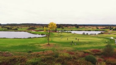 18.09.2022. Varşova. Polonya. İnsanlar golf oynuyor. Hava manzaralı. Yüksek kalite 4k görüntü