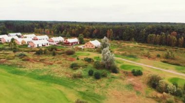 18.09.2022. Varşova. Polonya. Golf sahasına yakın evlerin havadan görüntüsü. Yüksek kalite 4k görüntü