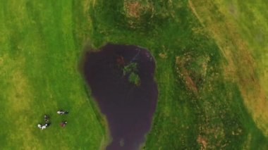 18.09.2022. Varşova. Polonya. Küçük gölü olan golf sahasının havadan görünüşü. Yüksek kalite 4k görüntü