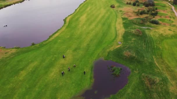 2022年9月18日 放大的高尔夫球场和附近的酒店的景观 高质量的4K镜头 — 图库视频影像