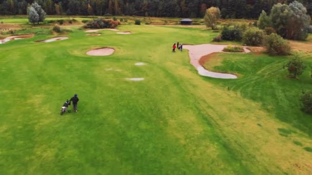 2022年9月18日 ワルシャワだ ポーランドだ 美しい自然の中でゴルフコースの空中ビュー 高品質4K映像 — ストック動画