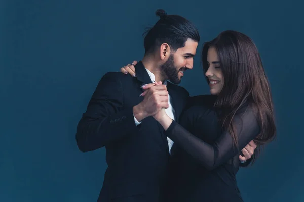 Alegre Interracial Elegante Hermosa Pareja Pie Sonriendo Practicando Baile Una — Foto de Stock