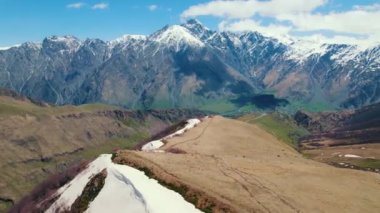 Gürcistan, Kazbegi 'deki muhteşem Kafkas dağlarının manzarası. Yüksek kalite 4k görüntü