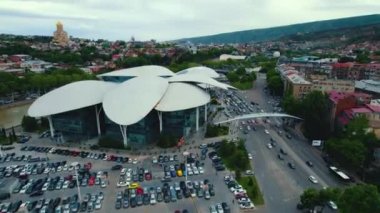 18.05.2022, Tiflis, Georgia. Georgia, Tiflis 'te trafik sıkışıklığı ve arabalarla dolu bir otoparkta Adalet Evi' nin insansız hava aracı görüntüleri. Yüksek kalite 4k görüntü