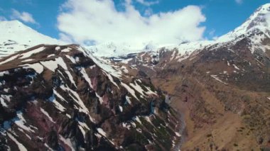 Gürcistan, Kazbegi 'deki Kafkasya dağlarının yükselen manzarası. Yüksek kalite 4k görüntü
