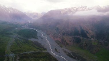 Gürcistan 'ın Kazbegi bölgesindeki Kafkasya dağlarındaki Dariali Boğazı' nın güzel manzarası. Yüksek kalite 4k görüntü