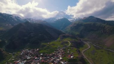 Stepantsminda, Kazbegi, Georgia 'nın kuş bakışı görüntüsü. Yüksek kalite 4k görüntü