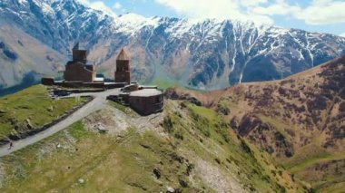 Gergeti Trinity Kilisesi ve Stepantsminda, Georgia 'nın hava manzarası. Yüksek kalite 4k görüntü