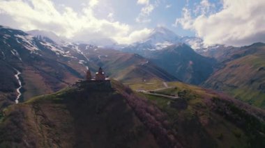 Gergeti Trinity Kilisesi ve muhteşem dağ Mkinvartsveri, Stepantsminda Bölgesi 'nin insansız hava aracı görüntüleri. Yüksek kalite 4k görüntü